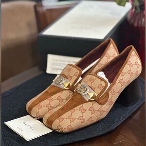 Gucci GG Canvas & Suede Pumps, US size 10, beige & rose fabric w/ gold accents